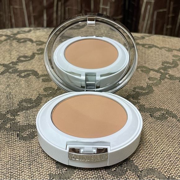 Beyond Perfecting Powder Foundation + Concealer in Shade Vanilla - Picture 2 of 4